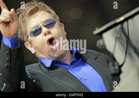 Musicien Elton John lors d'un concert de sa tournée d'été 2009 en face de l'hôtel Kurhaus de Wiesbaden, Allemagne, 30 juin 2009. 61 ans, chanteur, compositeur et pianiste Elton John se produira également à Nuremberg le 04 juillet et à Stuttgart le 05 juillet. Photo : Fredrik von Erichsen Banque D'Images