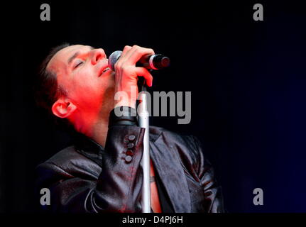 Dave Gahan, chanteur du groupe ?Depeche Mode ?, joue sur la scène pendant un concert au HSH Nordbank Arena de Hambourg, Allemagne, 01 juillet 2009. Hambourg a accueilli le dernier concert en plein air de la Tour de l'Univers ?2009 ? Qui continuera à Oberhausen, le 31 octobre 2009. Photo : Angelika Warmuth Banque D'Images