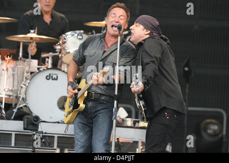 Le chanteur Bruce Springsteen (C) effectue avec le guitariste Steve Van Zandt (R) et le batteur Max Weinberg du E Street Band au Stade olympique de Munich, Allemagne, 02 juillet 2009. Le ?Travailler sur un rêve ? World Tour s'étendra jusqu'au 09 octobre 2009. Photo : Felix Hoerhager Banque D'Images