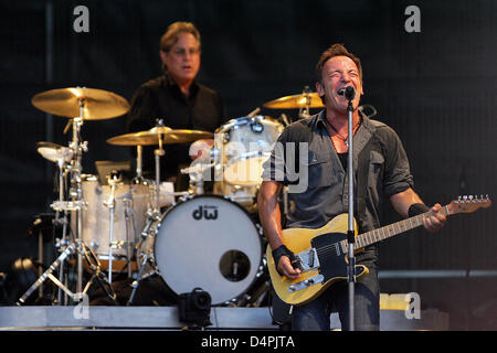 Musicien de rock américain Bruce Springsteen et le batteur Max Weinberg de son E Street Band effectuer à Francfort-sur-Main, Allemagne, 03 juillet 2009. Le ?Travailler sur un rêve ? World Tour s'étendra jusqu'au 09 octobre 2009. Photo : Marius Becker Banque D'Images