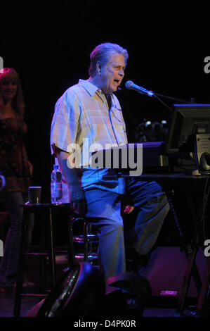 Musicien américain Brian Wilson effectue lors d'un arrêt de son Greatest Hits ? Tourf à Munich, Allemagne, 04 juillet 2009. L'ex Beach Boy est en Allemagne pour les dates sur 05, 08, et 09 juillet. Photo : Felix Hoerhager Banque D'Images