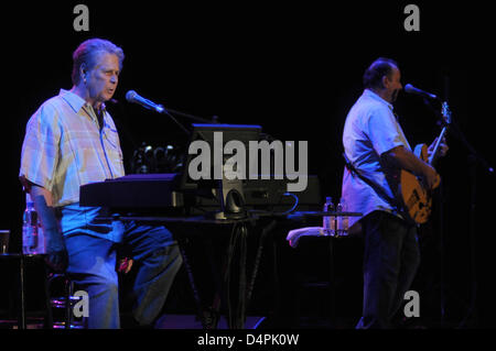 Musicien américain Brian Wilson effectue lors d'un arrêt de son Greatest Hits ? Tourf à Munich, Allemagne, 04 juillet 2009. L'ex Beach Boy est en Allemagne pour les dates sur 05, 08, et 09 juillet. Photo : Felix Hoerhager Banque D'Images