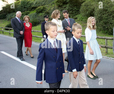 Le Prince Hans-Adam II de Liechtenstein (L), son épouse la Princesse Marie Marguerite de Liechtenstein (2-L), Aloïs Philipp Maria Prince héréditaire de Liechtenstein (C) avec la princesse Sophie de Liechtenstein et leurs enfants le prince Georg (AVANT L-R), Prince Nikolaus et la Princesse Marie-Caroline arrivent pour les célébrations de la Journée nationale de Vaduz, Liechtenstein, 15 août 2009. La National Banque D'Images