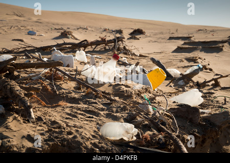 Babylon Circus sur une plage. Échoués des bouteilles en plastique. Banque D'Images