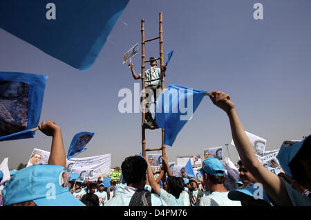 Les partisans du candidat de l'opposition et ancien Ministre des affaires étrangères de l'Afghanistan, Abdullah Abdullah, attendre l'homme politique pour l'événement final de sa campagne à Kaboul, Afghanistan, le stade de soccer, 17 août 2009. Le peuple afghan prochaines élections présidentielles ont lieu le jeudi, 20 août 2009. 17 millions d'Afghans sont appelés à se rendre aux urnes pour la deuxième fois depuis la fin de th Banque D'Images