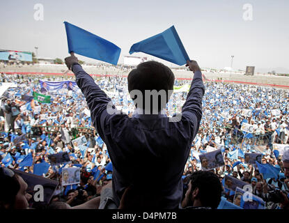 Le candidat de l'opposition et ancien Ministre des affaires étrangères de l'Afghanistan, Abdullah Abdullah, prononce un discours devant ses partisans au cours de l'événement final de sa campagne à Kaboul, Afghanistan, le stade de soccer, 17 août 2009. Le peuple afghan prochaines élections présidentielles ont lieu le jeudi, 20 août 2009. 17 millions d'Afghans sont appelés à se rendre aux urnes pour la deuxième fois depuis la fin o Banque D'Images