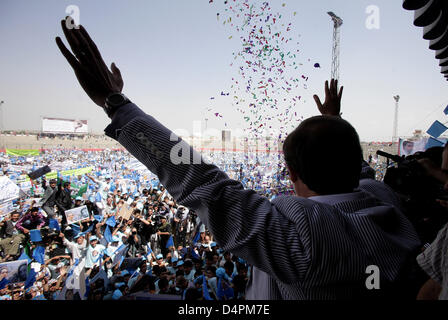 Le candidat de l'opposition et ancien Ministre des affaires étrangères de l'Afghanistan, Abdullah Abdullah, salue ses partisans lors de son dernier événement de campagne à Kaboul ?s Soccer Stadium, l'Afghanistan, le 17 août 2009. Le peuple afghan prochaines élections présidentielles ont lieu le jeudi, 20 août 2009. 17 millions d'Afghans sont appelés à se rendre aux urnes pour la deuxième fois depuis la fin de la taliban. P Banque D'Images