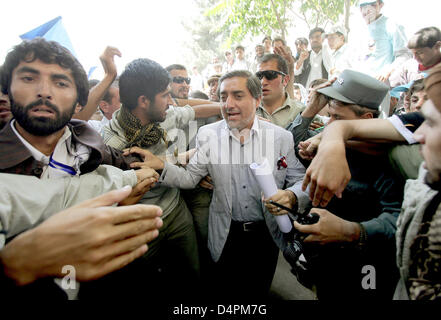 Le candidat de l'opposition et ancien Ministre des affaires étrangères de l'Afghanistan, Abdullah Abdullah, promenades entre supporters lors de son dernier événement de campagne à Kaboul ?s Soccer Stadium, l'Afghanistan, le 17 août 2009. Le peuple afghan prochaines élections présidentielles ont lieu le jeudi, 20 août 2009. 17 millions d'Afghans sont appelés à se rendre aux urnes pour la deuxième fois depuis la fin de l'Taliban Banque D'Images