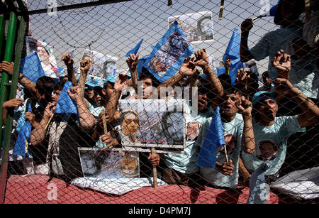 Les partisans du candidat de l'opposition et ancien Ministre des affaires étrangères de l'Afghanistan, Abdullah Abdullah, célébrer le politicien ?s l'arrivée de l'événement final de sa campagne à Kaboul, Afghanistan, le stade de soccer, 17 août 2009. Le peuple afghan prochaines élections présidentielles ont lieu le jeudi, 20 août 2009. 17 millions d'Afghans sont appelés à se rendre aux urnes pour la deuxième fois depuis le Banque D'Images