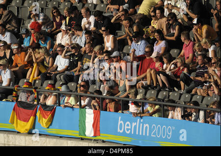 Les spectateurs assis sur les tribunes à la 12ème es Championnats du monde d'athlétisme au Stade Olympique de Berlin, Allemagne, 17 août 2009. Photo : Hannibal Banque D'Images