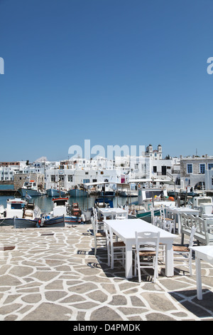 Terrasse d'un restaurant grec sur l'île de Paros dans les Cyclades (Grèce) Banque D'Images