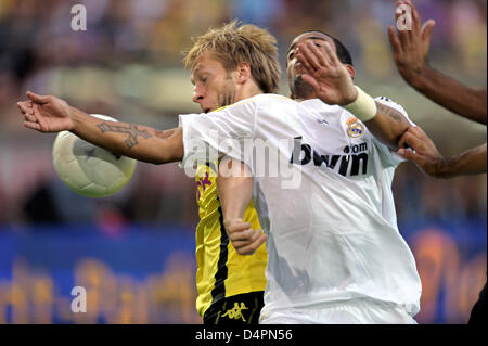 Dortmund Jakub Blaszczykowski ?s (L) se bat pour la balle avec Madrid ?s Marcelo Vieira da Silva pendant le match amical Junior Borussia Dortmund vs Real Madrid à l'occasion de Borussia Dortmund ?s 100e anniversaire au stade Signal Iduna Park de Dortmund, Allemagne, 19 août 2009. Madrid a battu Dortmund 5-0. Photo : Federico Gambarini Banque D'Images