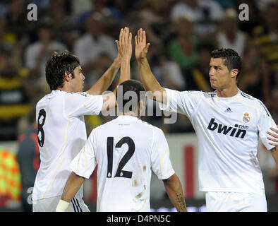 S ?Madrid Kaka (L-R), Marcelo Vieira da Silva et Cristiano Ronaldo Junior célébrer le score de 4-0 pendant le match amical Borussia Dortmund vs Real Madrid à l'occasion de Borussia Dortmund ?s 100e anniversaire au stade Signal Iduna Park de Dortmund, Allemagne, 19 août 2009. Madrid a battu Dortmund 5-0. Photo : Achim Scheidemann Banque D'Images