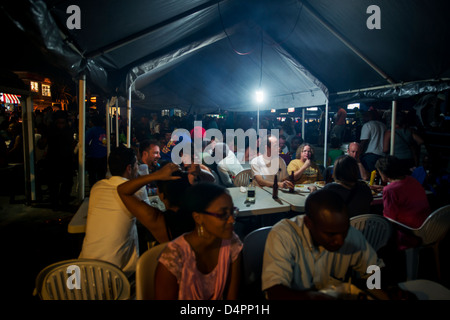 Oistins fish fry nuit, Oistins, paroisse de Christ Church, Barbade, Caraïbes, Antilles Banque D'Images