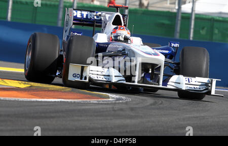 Pilote de Formule 1 Polonais Robert Kubica BMW Sauber de steers sa voiture au cours de la troisième session d'essais à la rue dans le circuit de Valence, Espagne, le 22 août 2009. Le Grand Prix de Formule 1 de l'Europe aura lieu le 23 août 2009. Photo : JAN WOITAS Banque D'Images