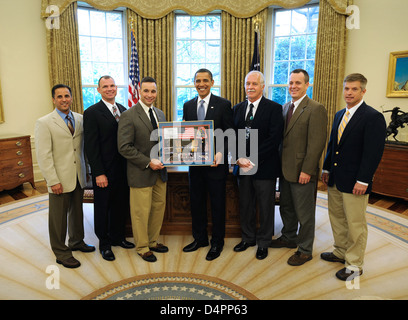 L'équipage de STS-119 rencontre le président Barack Obama (200905010001HQ) Banque D'Images