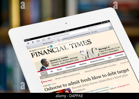 La lecture de l'édition en ligne du journal Financial Times sur un iPad 4e génération, UK Banque D'Images