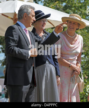 La Reine Margrethe II de Danemark (C), sa sœur La Princesse Benedikte du Danemark (R), et le premier ministre de Saxe Stanislaw Tillich (L) visiter Dresde, Allemagne, 23 août 2009. La Reine Margrethe II de Danemark est sur une visite de deux jours à l'état fédéral de Saxe. Photo : Matthias Hiekel Banque D'Images