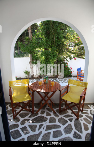 Terrasse sur l'île de Paros dans les Cyclades (Grèce) Banque D'Images