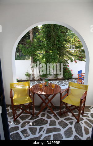 Terrasse sur l'île de Paros dans les Cyclades (Grèce) Banque D'Images