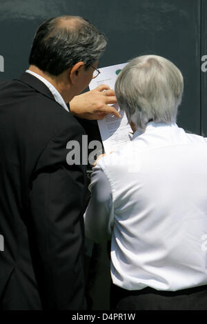 F1 supremo Bernie Ecclestone (R) signe un contrat avec Hiroshi Oshima, président de Mobilityland corporation qui exploite la piste de course de Suzuka, avant le Grand Prix d'Europe à Valencia Street Circuit dans Valencia, Espagne, 23 août 2009. Photo : Jan Woitas Banque D'Images