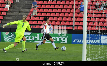 Fatmire Bajramaj Allemagne ?s (R) marque le but de 2-0 Norvège passé ?s attaquant Ingrid Hjelmseth pendant leurs femmes Euro 2009 Football Match à Stade de Tampere en Finlande, Finlande, 24 août 2009. Photo : CARMEN JASPERSEN Banque D'Images
