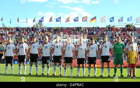 L'équipe nationale allemande pose pour une photo de groupe : Inka Grings (L-R), Linda Bresonik, Annike Krahn, Bianca Schmidt, Kim Kulig, Melanie Behringer, Babett Peters, Ariane Hingst, Kerstin Garefrekes, Nadine Angerer et Birgit Prinz, en avant de l'UEFA Women's EURO 2009 match Allemagne contre la Norvège à Tampere, Finlande, 24 août 2009. L'Allemagne a remporté le match 4-0. Photo : Carmen Jaspersen Banque D'Images