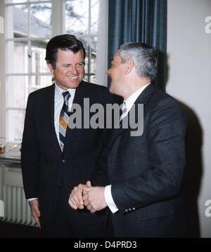 (Afp) un fichier photo datée du 16 avril 1971 capture le sénateur américain Edward Kennedy (L) et Horst Ehmke (R), alors chef de la chancellerie fédérale, à Bonn, en Allemagne. Photo : Alfred Hennig Banque D'Images