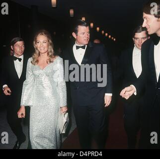 (Afp) un fichier photo datée du 19 avril 1971 Le sénateur américain Edward ?capture Ted ? Kennedy (C) et sa femme Joan (L) sur le chemin de l'Boston-Pops-Concert à Bonn, Allemagne, le 19 avril 1971. Photo : Ossinger Banque D'Images