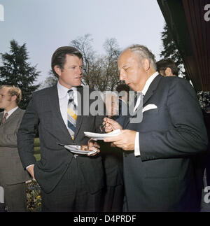 (Afp) un fichier photo datée du 16 avril 1971 nous saisit le sénateur Ted Kennedy (L) et l'Allemagne, alors ministre des affaires étrangères, Walter Scheel (R) manger à un concert de l'Orchestre symphonique de Boston, à Bonn, en Allemagne. Photo : Horst Ossinger Banque D'Images