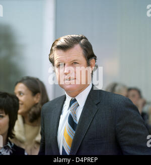 (Afp) un fichier photo datée du 16 avril 1971 capture le sénateur américain Ted Kennedy lors d'une réception de l'Allemagne, le ministre des affaires étrangères Scheel à l'occasion d'un concert de l'Orchestre symphonique de Boston à Bonn, en Allemagne. Photo : Horst Ossinger Banque D'Images