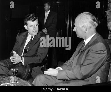 (Afp) un fichier photo datée du 25 mai 1964 capture le sénateur américain Ted Kennedy (L) en discussion avec le maire de Hambourg puis Paul Nevermann à l'hôtel de ville de Hambourg, Allemagne, 25 mai 1964. Kennedy s'est rendu en Allemagne pour plusieurs jours. Photo : Wilhelm Bertram Banque D'Images