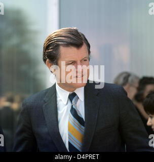 (Afp) un fichier photo datée du 16 avril 1971 capture le sénateur américain Ted Kennedy lors d'une réception de l'Allemagne, le ministre des affaires étrangères Scheel à l'occasion d'un concert de l'Orchestre symphonique de Boston à Bonn, en Allemagne. Photo : Horst Ossinger Banque D'Images