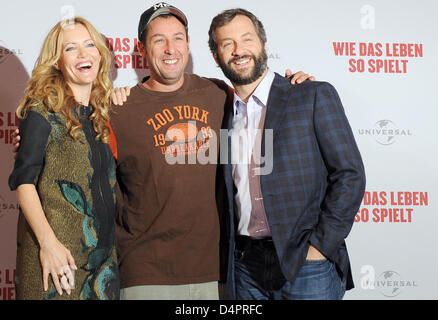 Acteurs américains Leslie Mann (L-R) et Adam Sandler et directeur Judd Apatow posent au photocall pour leur nouveau film ?Funny People ? À Berlin, Allemagne, 26 août 2009. Le film est ouvert dans les salles allemandes le 17 septembre 2009. Photo : JENS KALAENE Banque D'Images