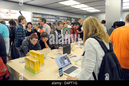 Dans la foule des clients nouveaux Apple Store à l'Alstertal mall à Hambourg, Allemagne, 29 août 2009. Informatique et électronique californien Apple a ouvert son deuxième magasin allemand dans la ville hanséatique. Les premiers clients étaient en file d'attente devant le magasin pendant des heures. Photo : Marcus Brandt Banque D'Images