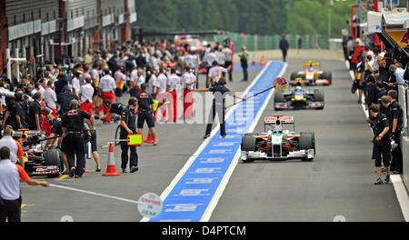 Les voitures de Formule Un lecteur dans la voie des stands au cours de la deuxième session d'essais du Grand Prix de Belgique au circuit de Spa-Francorchamps près de Spa, Belgique, le 28 août 2009. Photo : Peter Steffen Banque D'Images