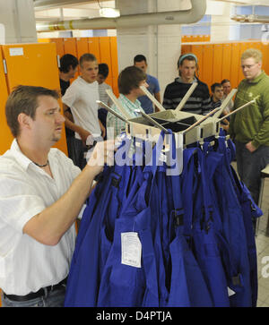 Les apprentis de Siemens choisir leurs vêtements de travail comme leur formation commence à Berlin, Allemagne, 01 septembre 2009. La formation commence à quelque 300 apprentis qui sont inscrits dans une coopérative de l'éducation et Engineerig mécanique Mécanicien industriel. Photo : RAINER JENSEN Banque D'Images