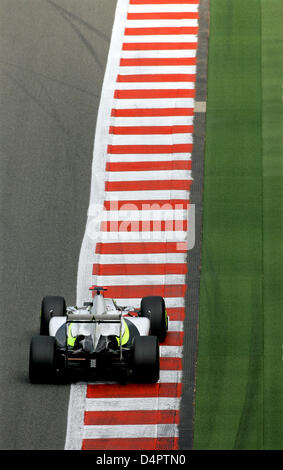 Pilote de Formule 1 britannique Jenson Button de Brawn GP oriente sa voiture au cours de la troisième session d'essais du Grand Prix de Belgique au circuit de Spa-Francorchamps près de Spa, Belgique, 29 août 2009. Le Grand Prix de Belgique aura lieu le dimanche 30 août 2009. Photo : JAN WOITAS Banque D'Images