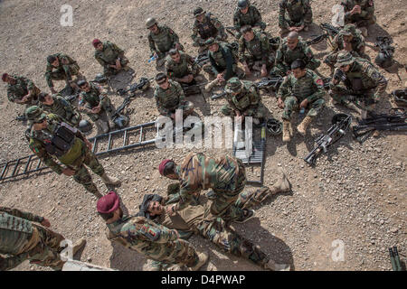 Les commandos afghans à partir de la 2e compagnie, 7e Kandak d'opérations spéciales appliquer un bandage à une victime simulée au cours de formation d'assistant médical de combat le 17 mars 2013 dans le district de lave, dans la province d'Helmand, en Afghanistan. Banque D'Images