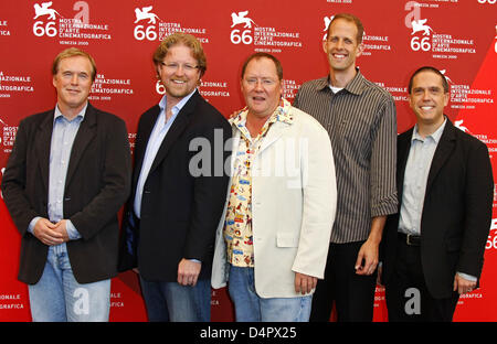 Pixar administration Brad Bird (L-R), Andrew Stanton, John Lasseter, Pete Docter et Lee Unkrich pose pour les photographes après la conférence de presse pour son Lion d'or pour les réalisations de toute une vie d ?John Lasseter Pixar et administration ? À la 66e Festival International du Film de Venise à Venise, Italie, 06 septembre 2009. Pixar qui a fait l ?ordinateur film d'animation Toy Story ? (1995) Banque D'Images