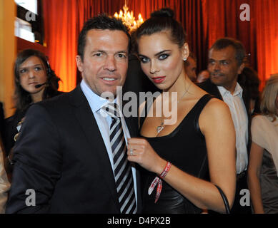 La légende du football allemand Lothar Matthaus (L) et son épouse Liliana (R) posent au gala ?Jour de légendes ? À Hambourg, Allemagne, 06 septembre 2009. Anciens joueurs de football a joué un match de charité sous les yeux de milliers de spectateurs. Photo : Marcus Brandt Banque D'Images