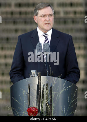 Le ministre allemand de la Défense Franz Josef Jung, prononce un discours lors de la cérémonie d'inauguration de la Bundeswehr allemande site mémorial à Berlin, Allemagne, 08 septembre 2009. Le monument rend hommage à tous les membres civils et militaires de l'Allemagne ?s qui sont morts de l'armée dans l'action, à l'époque 3,100 personnes. Une inscription (non représenté) se lit ?pour nos camarades de la Bundeswehr morts en défendant la liberté, p Banque D'Images