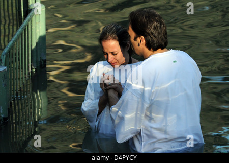 Israël, Yardenit Site de Baptême au Jourdain près de la mer de Galilée, les pèlerins étant baptisé Banque D'Images