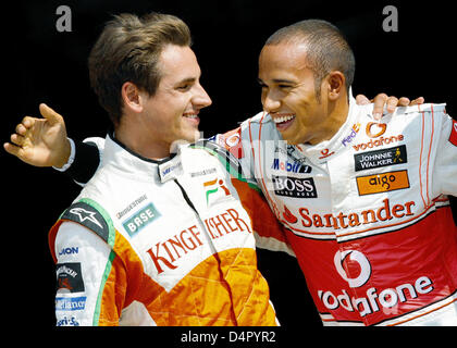 Pôle britannique compositeur Lewis Hamilton de McLaren Mercedes (R), serre la main avec l'Allemand Adrian Sutil de Force India (L) après la qualification du Parco di Monza course de Monza, Italie, le 12 septembre 2009. Hamilton partira de la pole position devant Sutil dans la Formule 1 Grand Prix d'Italie qui aura lieu le 13 septembre 2009. Photo : Jens Buettner Banque D'Images