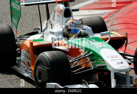 L'allemand Adrian Sutil de Force India races sa voiture dans le premier virage après le début de la F1 Grand Prix sur le circuit de Formule 1 à Monza, Italie, le 13 septembre 2009. Photo : JENS BUETTNER Banque D'Images