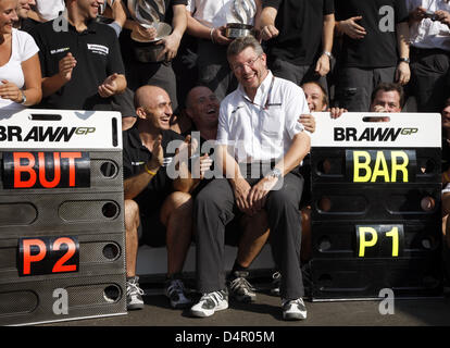 Propriétaire de Brawn GP Ross Brawn (C) célèbre avec les membres de l'équipe, car l'équipe a remporté la première et deuxième place du Grand Prix d'Italie au circuit de Formule 1 à Monza, Italie, le 13 septembre 2009. Photo : JENS BUETTNER Banque D'Images