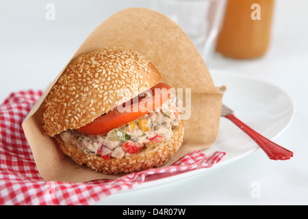 Sandwich à la salade de thon à la tomate Banque D'Images