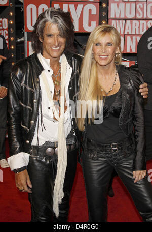 Joe Perry (L), le guitariste du groupe de rock américain Aerosmith, et son épouse Paulette Billie Montgomery arrivent pour les MTV Video Music Awards au Radio City Music Hall à New York, USA, 13 septembre 2009. Photo : Hubert Boesl Banque D'Images