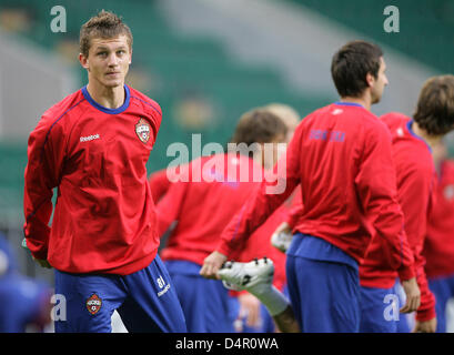 Le CSKA Moscou ?s Zomas Necic (L) photographié au cours d'une formation à Wolfsburg, Allemagne, 14 septembre 2009. Le CSKA Moscou fait face à côté du VfL Wolfsburg en Bundesliga allemande pour un match de Ligue des Champions de l'UEFA le 15 septembre. Photo : JENS WOLF Banque D'Images