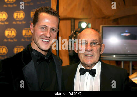 (Afp) un document daté du 08 décembre 2006 publié par Fédération Internationale de l'automobile FIA voit British motor racing légende Stirling Moss (R) posant avec sept fois champion de Formule 1, l'Allemand Michael Schumacher (L) lors d'un gala de la FIA à Monte Carlo, Monaco. Stirling Moss célébrera son 80e anniversaire le 16 septembre 2009. Photo : Harry Melchert DOCUMENT / usage éditorial Banque D'Images